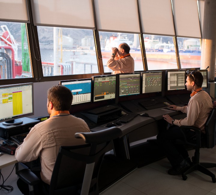 Operarios trabajan en la sala de control de la refinería